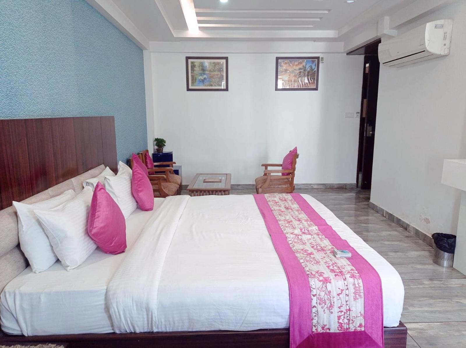 Hotel Sgt Plaza Varanasi Exterior foto