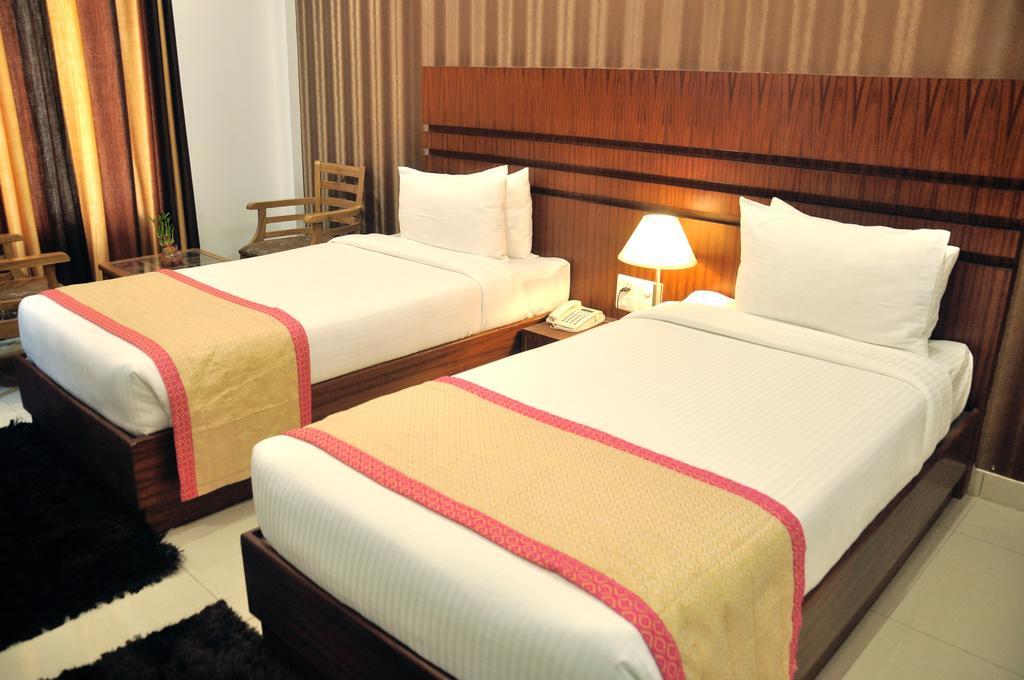 Hotel Sgt Plaza Varanasi Exterior foto