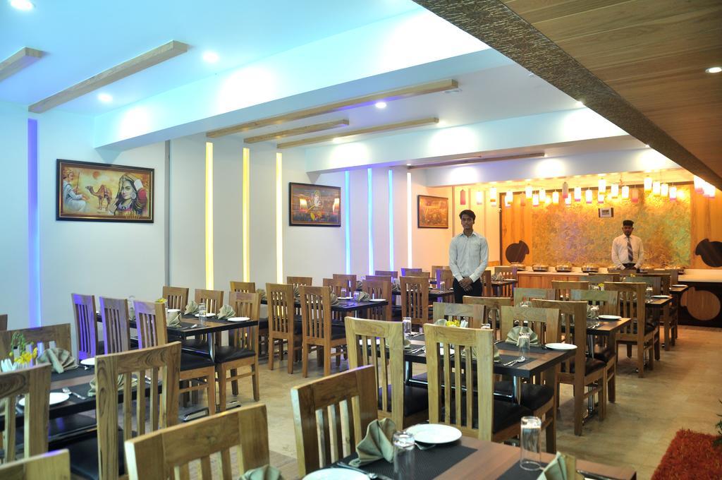 Hotel Sgt Plaza Varanasi Exterior foto