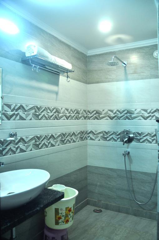Hotel Sgt Plaza Varanasi Exterior foto