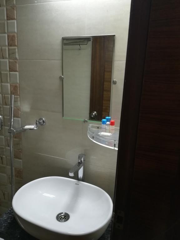 Hotel Sgt Plaza Varanasi Exterior foto