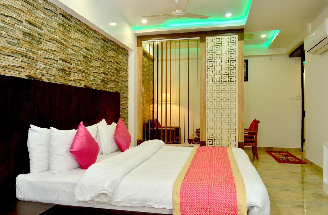 Hotel Sgt Plaza Varanasi Exterior foto