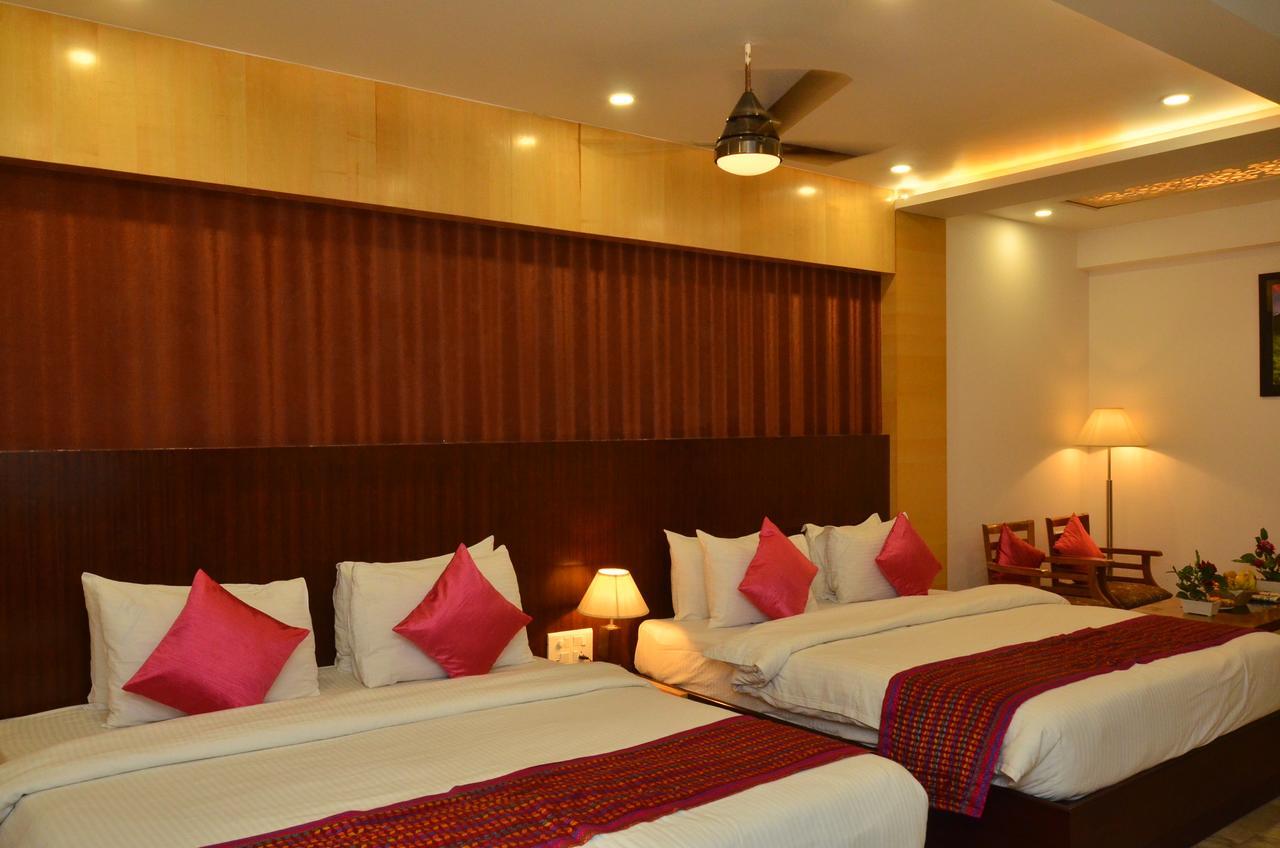 Hotel Sgt Plaza Varanasi Exterior foto