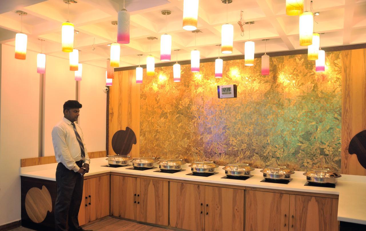 Hotel Sgt Plaza Varanasi Exterior foto